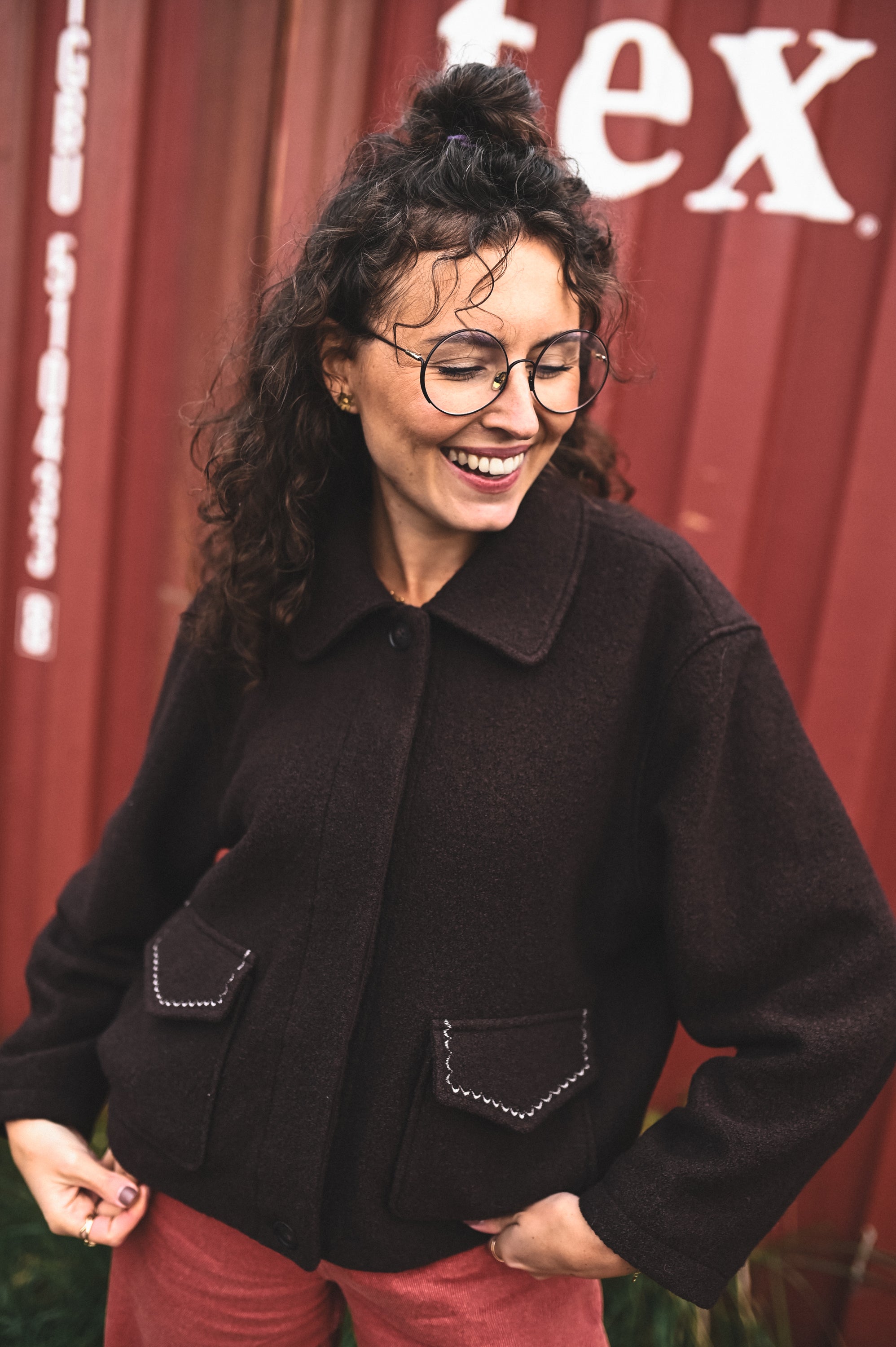 Kurtka z haftowanymi kieszeniami MARRON