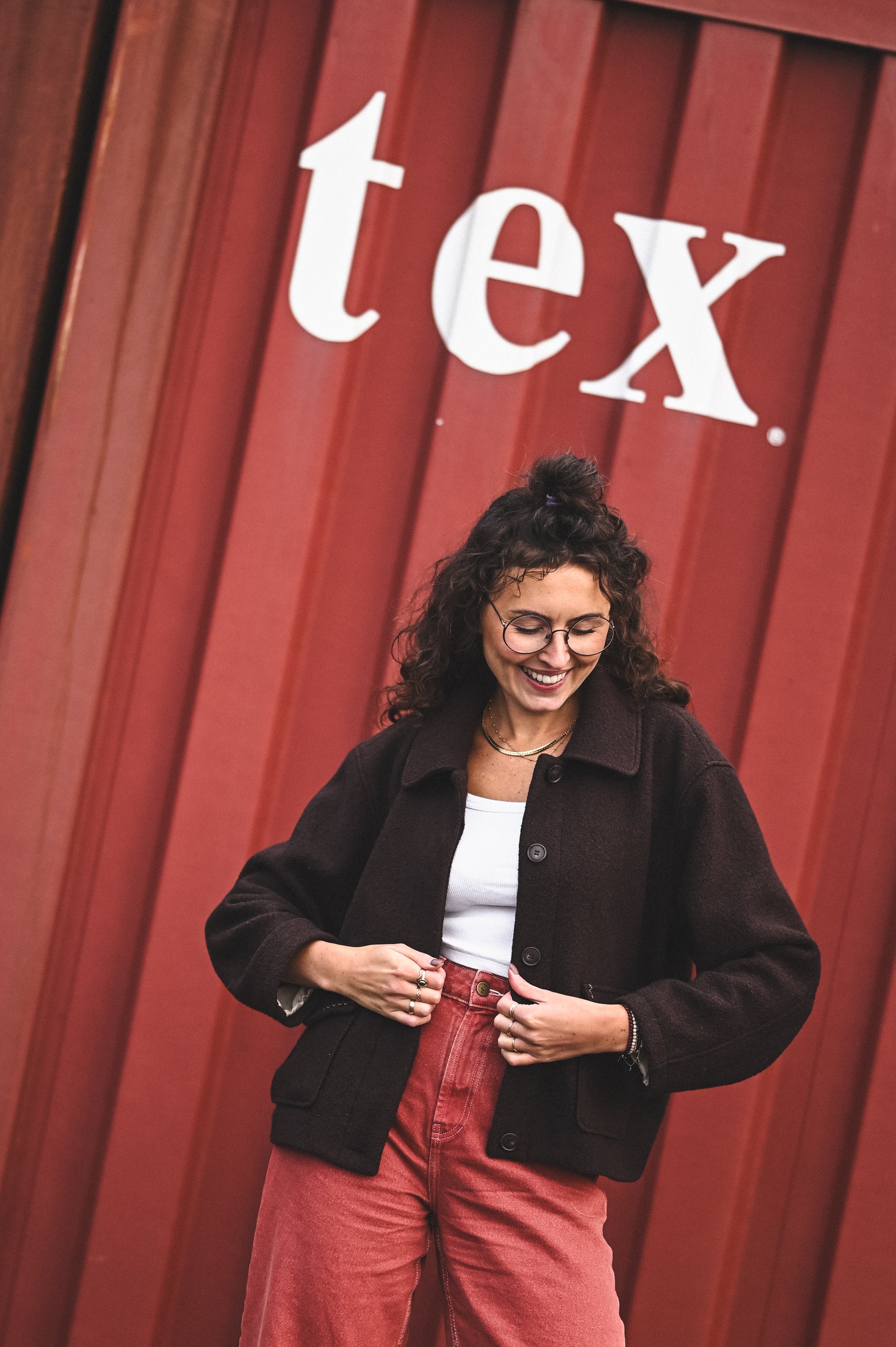 Kurtka z haftowanymi kieszeniami MARRON