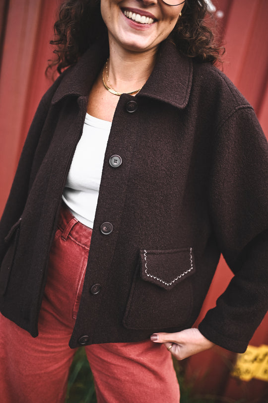 Kurtka z haftowanymi kieszeniami MARRON