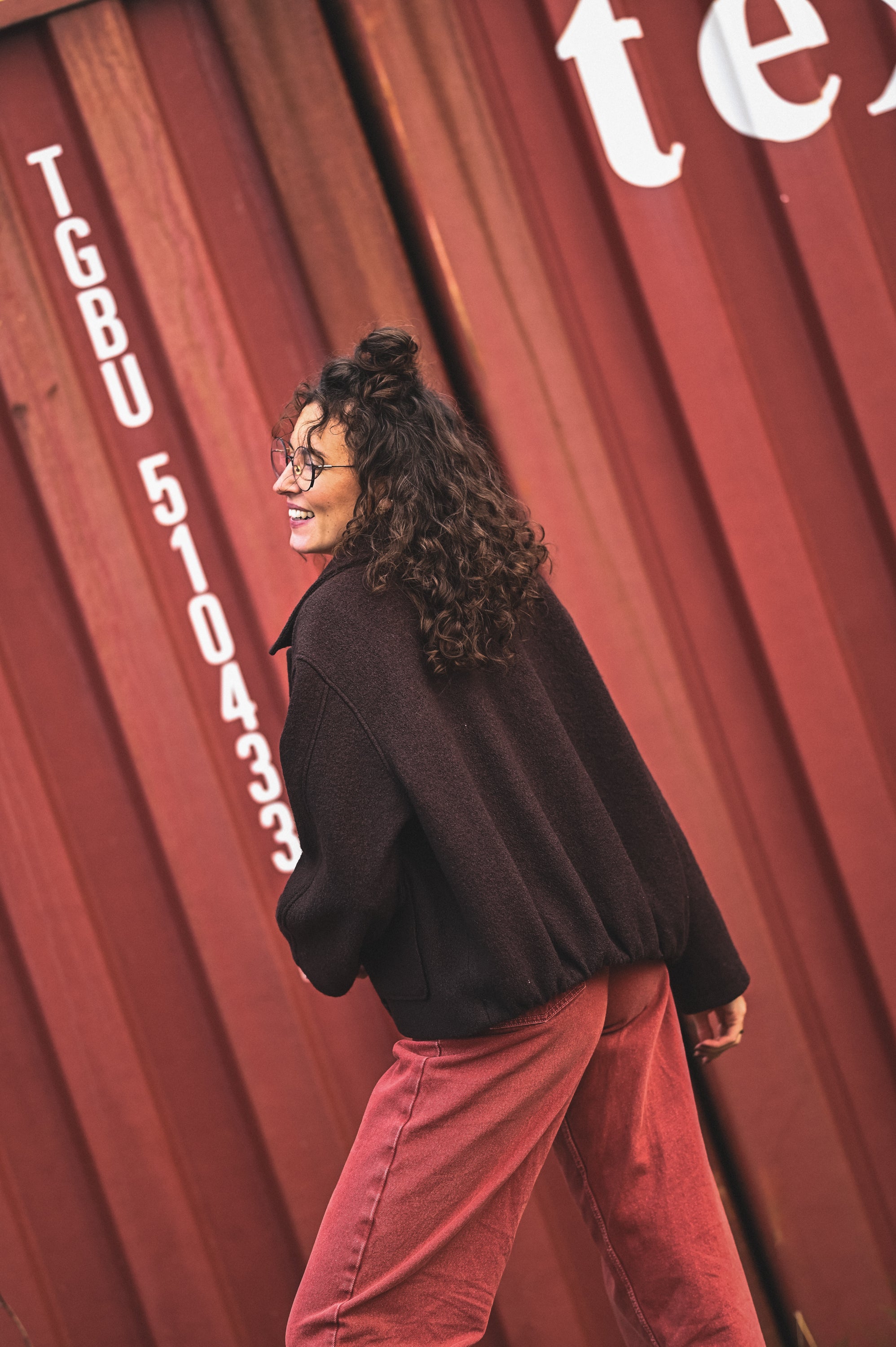 Kurtka z haftowanymi kieszeniami MARRON