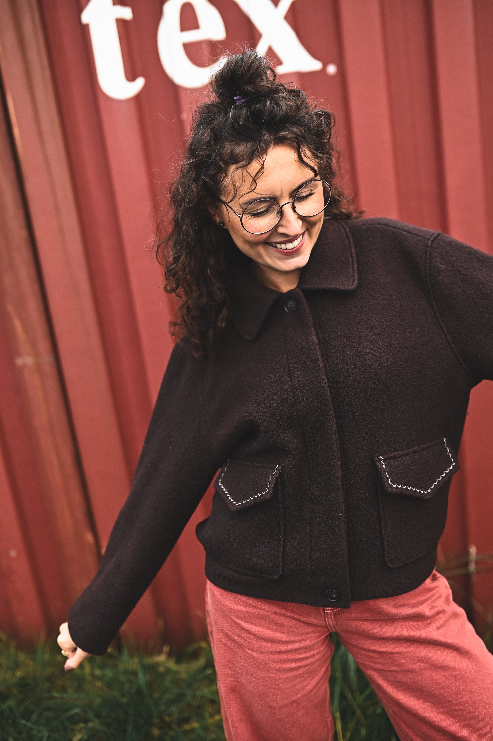 Kurtka z haftowanymi kieszeniami MARRON