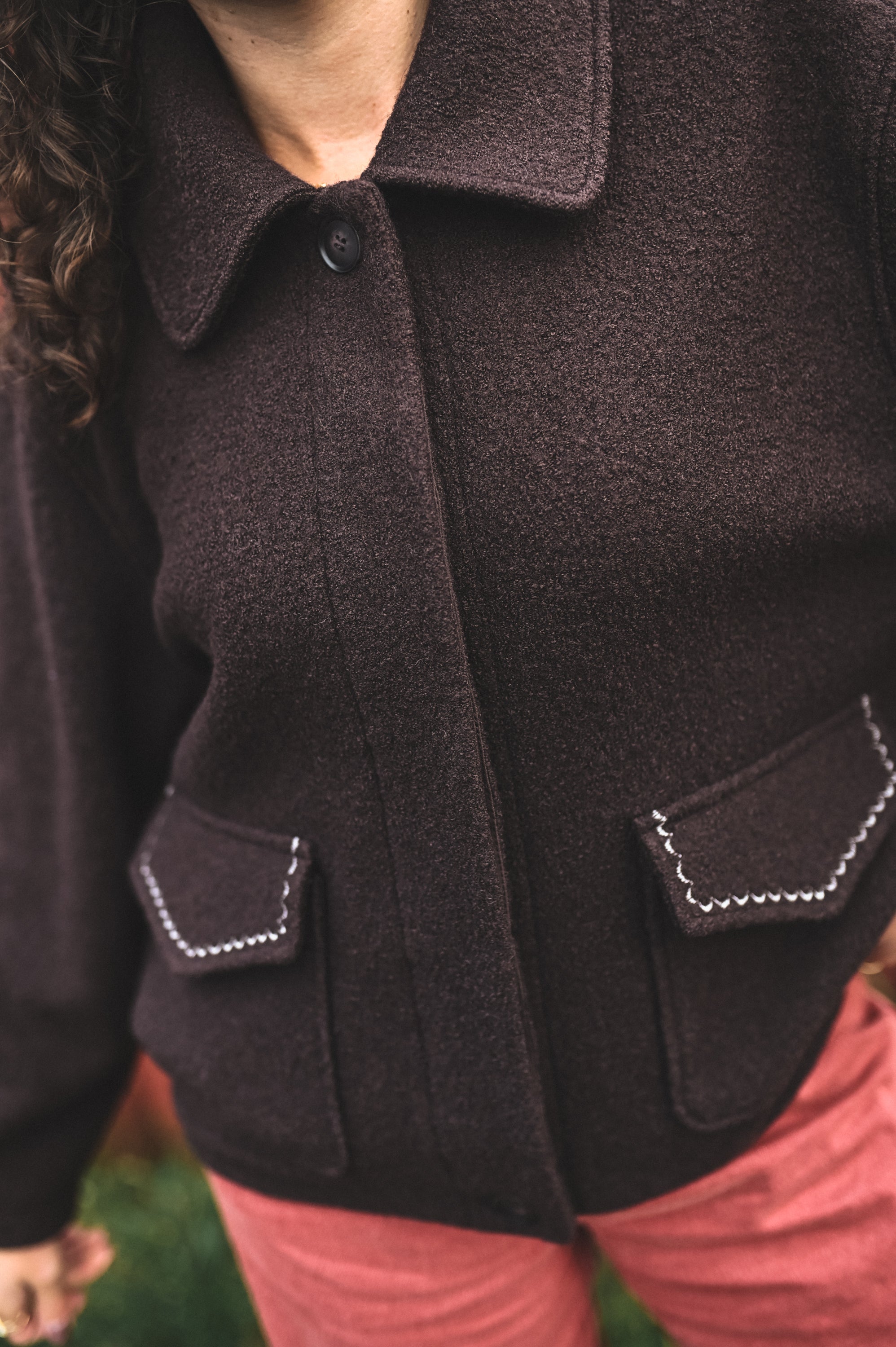 Kurtka z haftowanymi kieszeniami MARRON