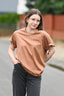 Klasyczny brązowy damski t-shirt REGLAN CANELA