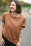 Klasyczny brązowy damski t-shirt REGLAN CANELA